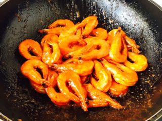 茄汁焖大虾,酸甜的茄子大虾做好了，关火。