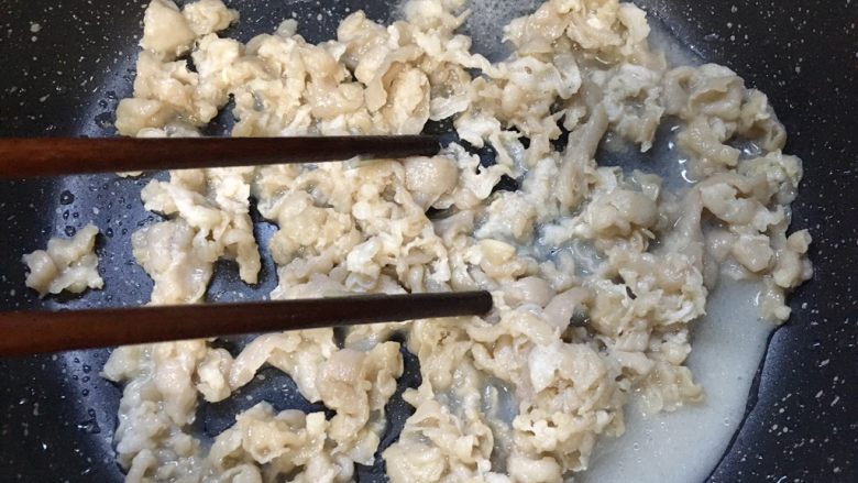 孜然羊肉卷,锅内不放油，直接放入羊肉卷，炒至7、8成熟，期间用筷子不停划拉避免成坨