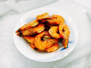 茄汁焖大虾,虾炸好了后用厨房用纸沥一下油。
用蓖网沥油更好。
