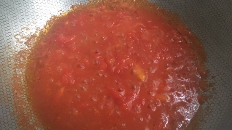 小鸡意面,烧开后加入番茄酱和一点盐，小火3分钟，中间不时搅动一下