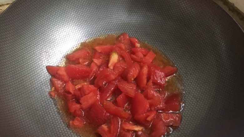 小鸡意面,油稍热后倒入西红柿