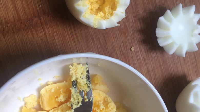 小鸡意面,剩一点在蛋清里也没关系，一定不要把蛋清弄破了，锯齿间的蛋黄要弄干净