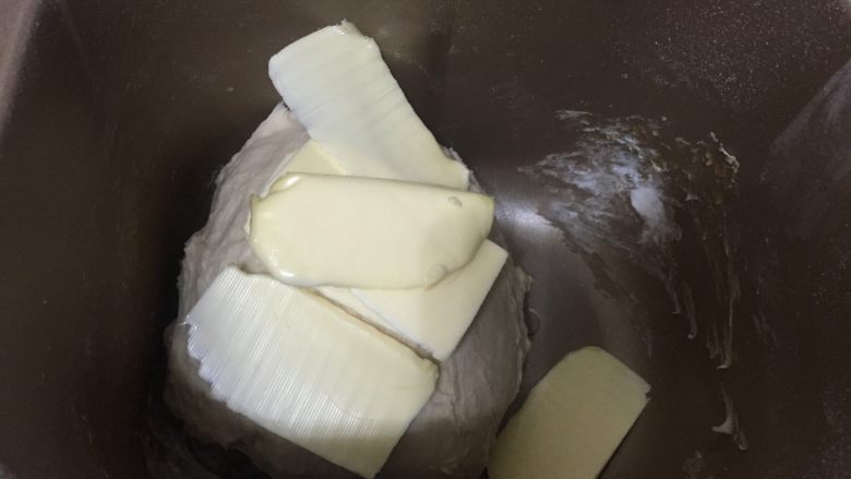 果仁吐司 直接法,加入软化室温的黄油，继续面包机揉面20分钟左右