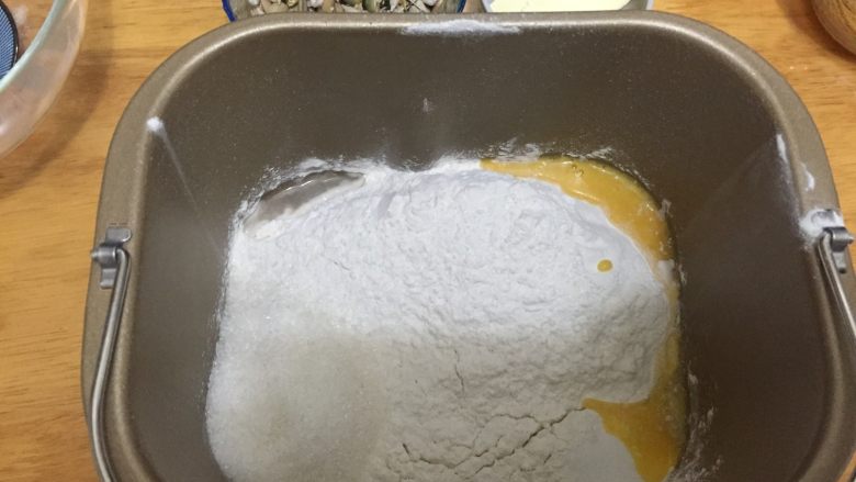 果仁吐司 直接法,将除黄油和果仁芝麻以外的所有材料放入面包桶中，面包机揉面25分钟