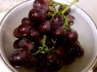 好吃到没朋友的葡萄果酱,买新鲜的葡萄，我的经验是颜色越深做出的果酱越漂亮。用水加淀粉清洗干净。