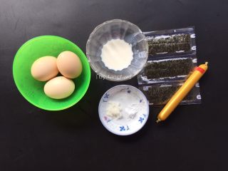 日式海苔玉子烧,准备所需食材:鸡蛋3个、纯牛奶10g、白糖1/2匙、盐1/8匙、即食海苔4小包、火腿肠1根