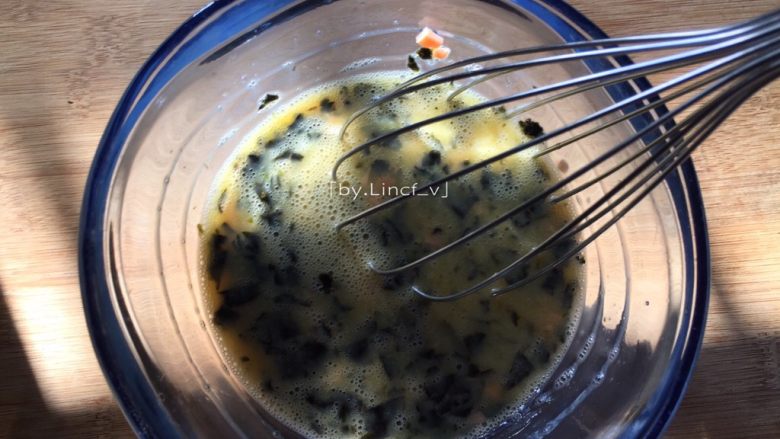 日式海苔玉子烧,然后搅打均匀成海苔鸡蛋液待用