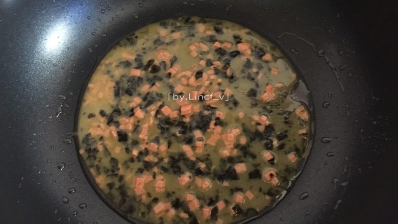 日式海苔玉子烧,将海苔鸡蛋液搅拌下，将1/3之一的海苔鸡蛋液倒入煎锅中，煎至未完全凝固时卷起
