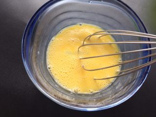 日式海苔玉子烧,将鸡蛋3个打入大碗中，搅打均匀