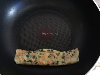 日式海苔玉子烧,卷后的鸡蛋卷靠边，在锅上再刷上一层薄薄的食用油，也可不刷