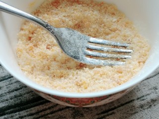 流心奶黄月饼,混合吉士粉，奶粉拌匀也可以把粉和蛋黄放在料理机打碎