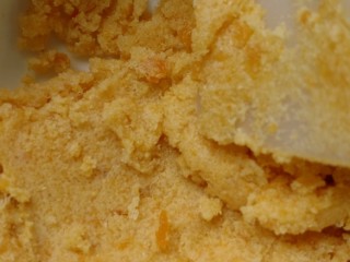 流心奶黄月饼,放入软化的室温黄油，拌匀