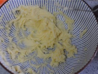 #不一样的泡芙#卡仕达爱心泡芙,分五次加入鸡蛋液，用刮刀拌至完全融合