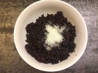 紫米华夫饼,将提前煮好的紫米取出，加入白糖搅拌均匀