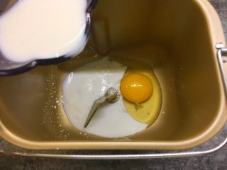 紫米华夫饼,鸡蛋打入面包机中，倒入牛奶