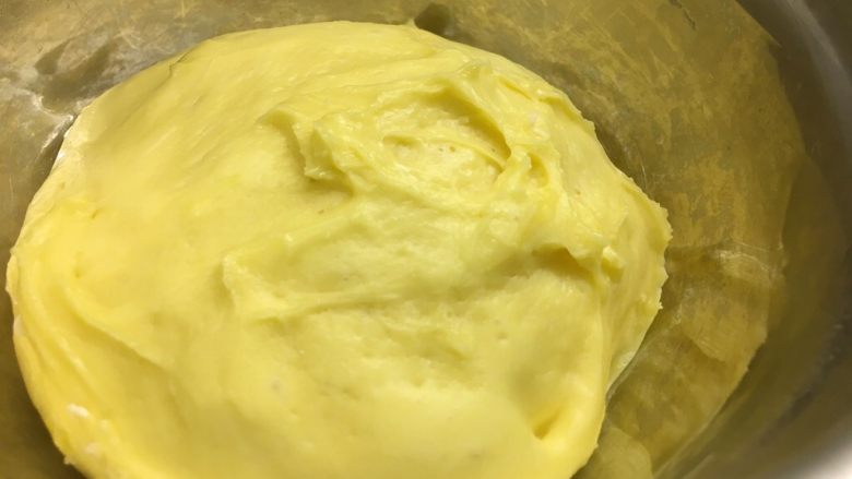 紫米华夫饼,将发酵至两倍大小的面团取出，回温一会