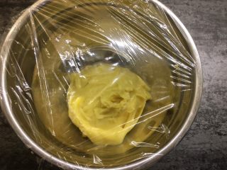 紫米华夫饼,揉好后将面团取出，放入干净的盆里，盖上保鲜膜，放入冰箱冷藏十小时