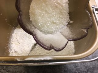 紫米华夫饼,盐和糖对角放，面粉中间挖一个小洞，加入酵母，用面粉盖住，开始揉面