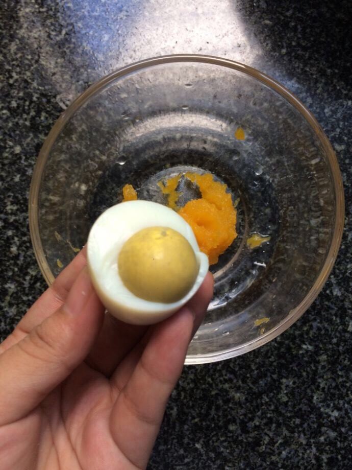 南瓜蛋黄泥（6个月+）,鸡蛋拨开蛋白