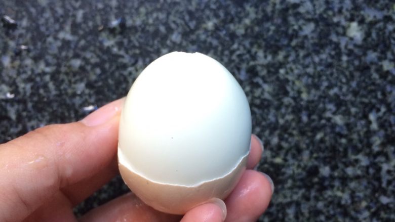 南瓜蛋黄泥（6个月+）,鸡蛋揉搓去壳