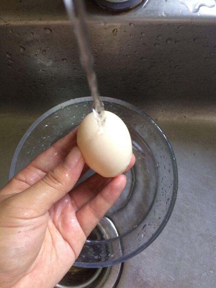 南瓜蛋黄泥（6个月+）,鸡蛋流水冲干净