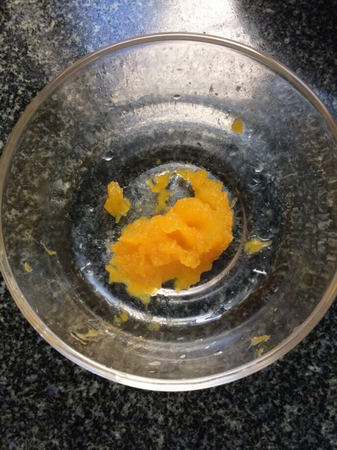 南瓜蛋黄泥（6个月+）,放入容器内