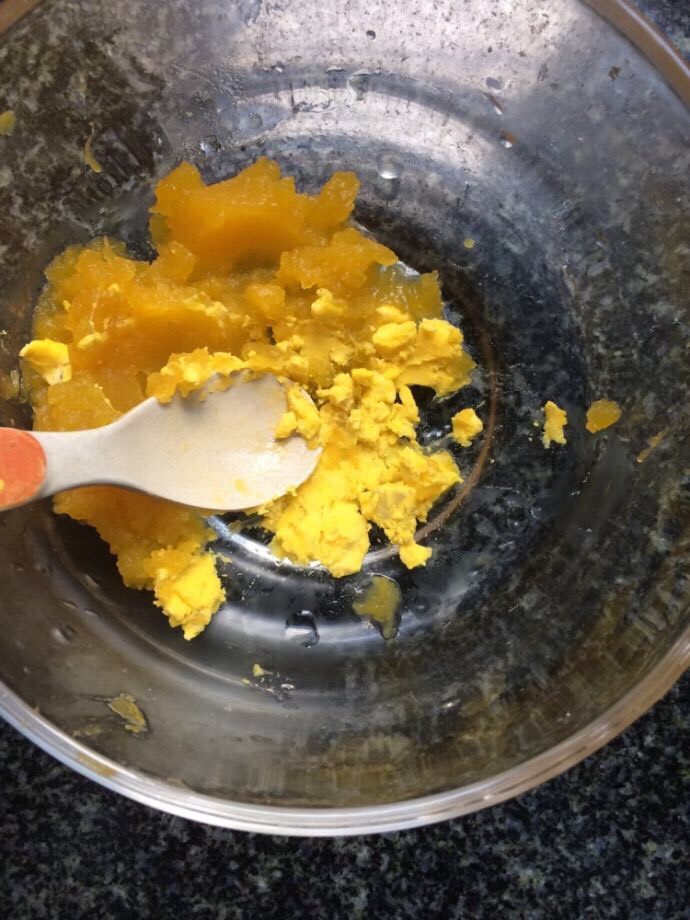 南瓜蛋黄泥（6个月+）,用勺子碾碎即可