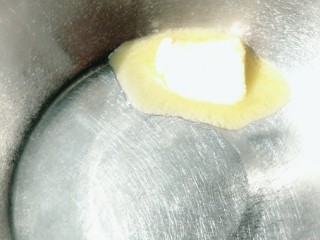 流心奶黄月饼,黄油隔水融化