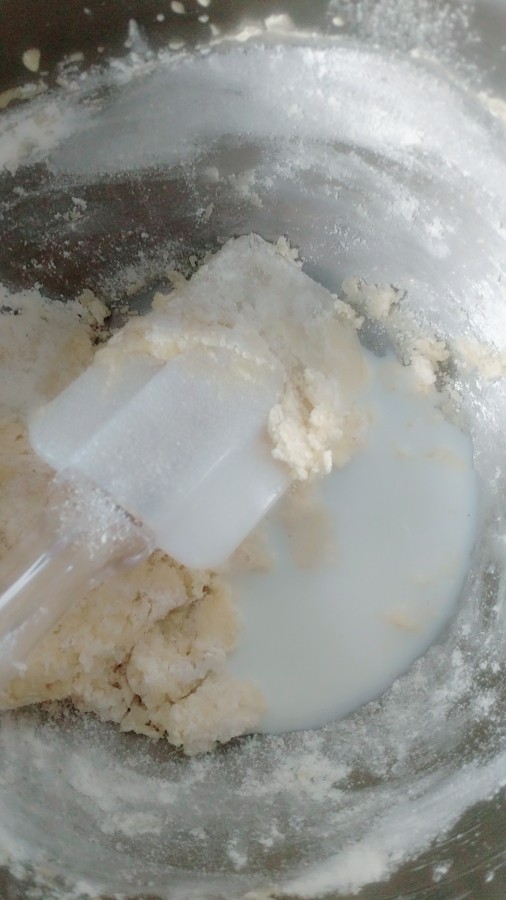流心奶黄月饼,加入牛奶 混合均匀