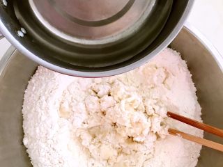 手撕葱花饼,加入150ml开水烫面，一边倒水一边搅拌，再加入适量冷水和面