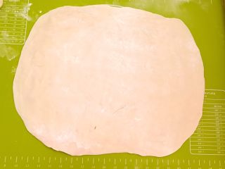 手撕葱花饼,在擀好的面皮上均匀的刷一层豆油