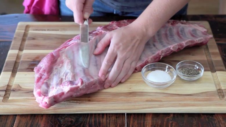 在家简易做韩国烤肉的方法，只需要烤箱就能完成,首先用把小刀，处理肋骨上的隔膜，翘起来