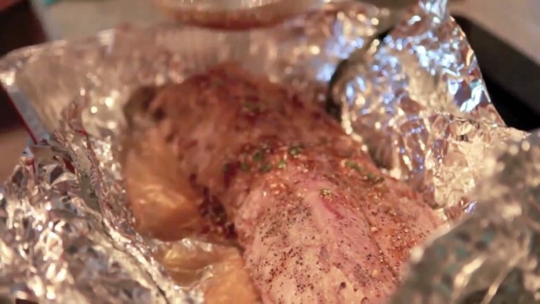 在家简易做韩国烤肉的方法，只需要烤箱就能完成,取出烤熟的肉，小心地打开箔片，小心热蒸汽！把3/4的酱汁涂抹在排骨上