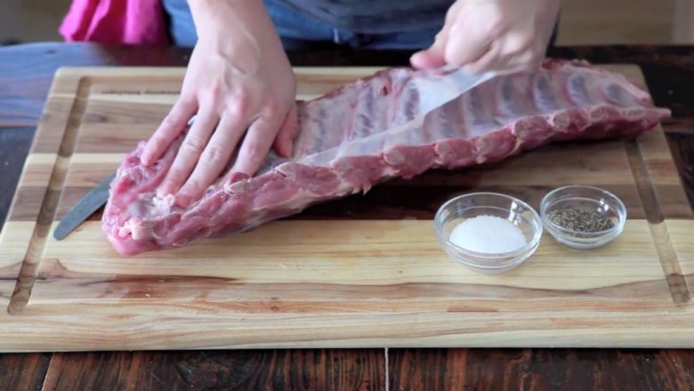在家简易做韩国烤肉的方法，只需要烤箱就能完成,撕下来，扔掉。
多余的脂肪容易让肉烧焦