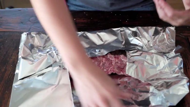 在家简易做韩国烤肉的方法，只需要烤箱就能完成,肋骨用锡箔纸包好，有助于保存肉汁