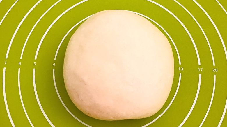 椒盐草帽饼,揉成光滑的面团，盖上保鲜膜静止10分钟