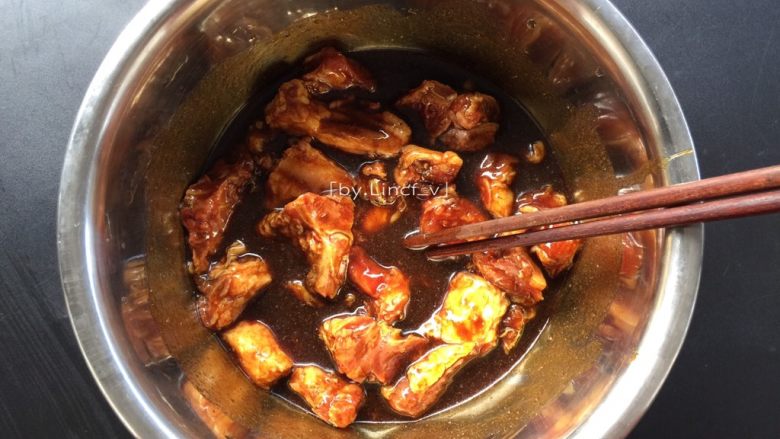 黑椒烤排骨,然后用筷子搅拌均匀腌制2小时