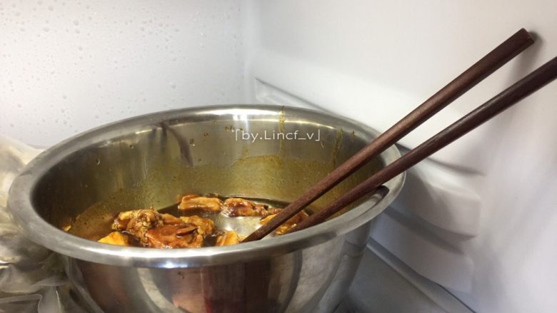 黑椒烤排骨,放入冰箱冷藏腌制2小时，其间可拿出翻拌2-3次
