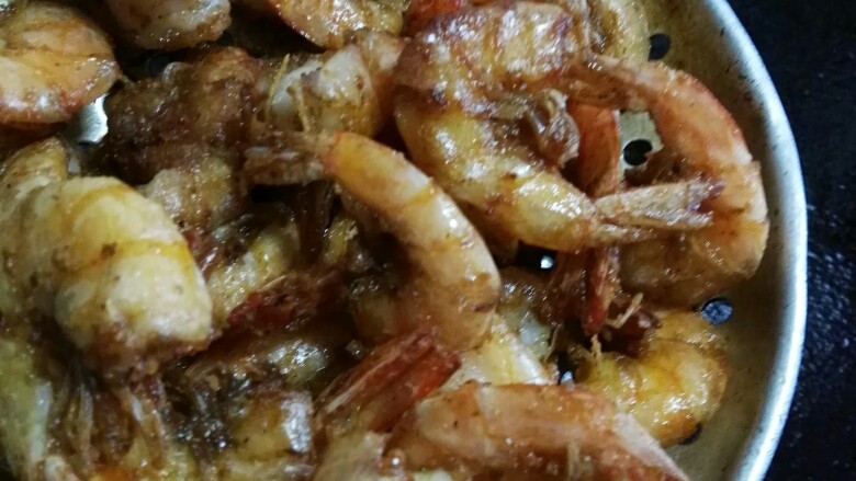 脆皮孜然虾,外壳酥脆虾肉熟嫩捞出沥油。