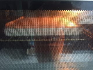 可可奶油瑞士卷,烤盘在操作台上磕几下送入提前预热好的烤箱，上下火150度烤30分钟。
烤箱一定要记得提前预热。
