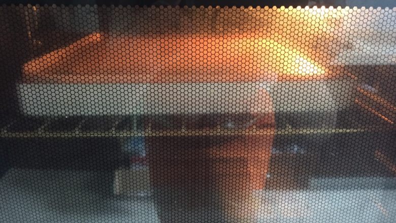 可可奶油瑞士卷,烤盘在操作台上磕几下送入提前预热好的烤箱，上下火150度烤30分钟。
烤箱一定要记得提前预热。