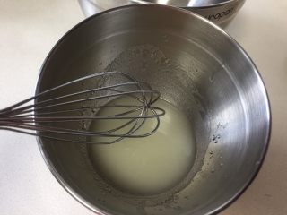 可可奶油瑞士卷,水和油进行乳化，手动蛋抽多搅拌一会，混合到表面看不到油花，水油完全融合在一起的状态。