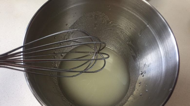 可可奶油瑞士卷,水和油进行乳化，手动蛋抽多搅拌一会，混合到表面看不到油花，水油完全融合在一起的状态。