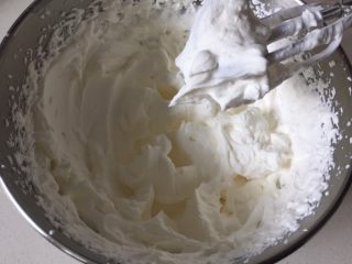 可可奶油瑞士卷,淡奶油加入细砂糖打发至九分发，盆子倒扣不流动，提起打蛋头呈直立的小尖角。