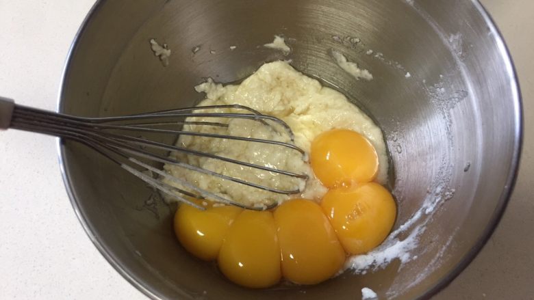 可可奶油瑞士卷,筛入低粉用蛋抽划“Z”字不规则手法搅拌均匀，稍微搅拌就好，然后进行分蛋，把蛋清分在一个无油无水的打蛋盆里放置一边，蛋黄放进面粉里。