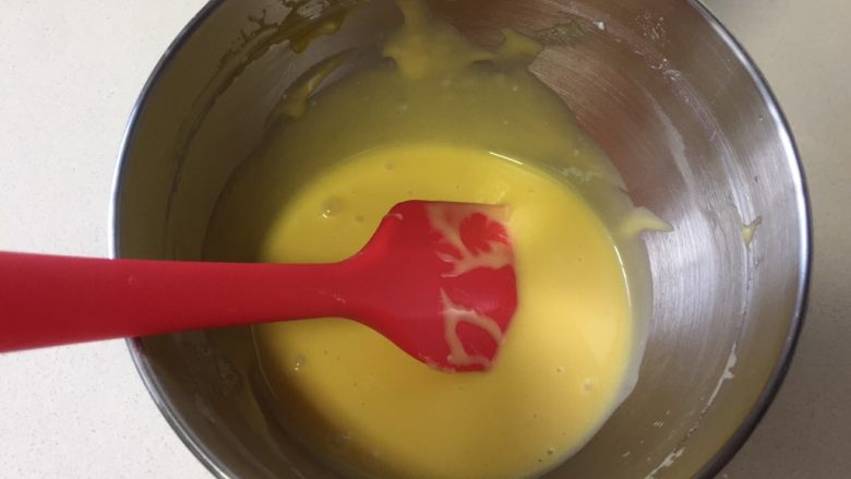可可奶油瑞士卷,继续用蛋抽同样的手法搅拌均匀，需要注意的是不能划大圆圈搅拌，会导致面糊起筋，影响最后蛋糕的成品。