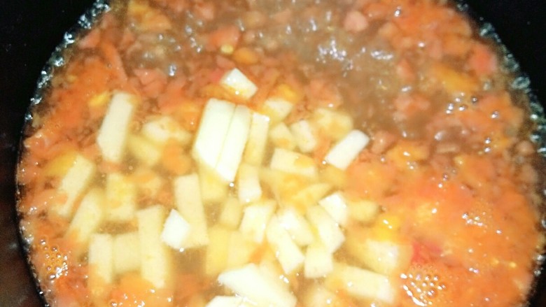 番茄土豆浓汤颗粒面,煮开后加入切好的土豆块