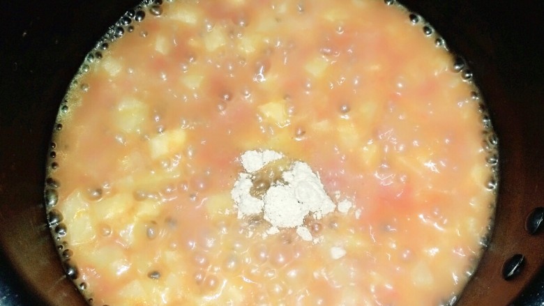 番茄土豆浓汤颗粒面,待土豆块煮至软烂后，加入一小勺自制香菇粉，再煮2分钟即可
