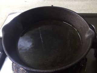 凉拌海带,锅里热油至冒白烟。