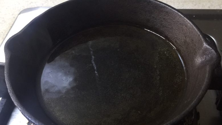 凉拌海带,锅里热油至冒白烟。
